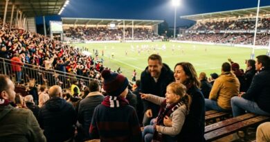 enfants et parents dans les tribunes d'un stade de rugby le soir